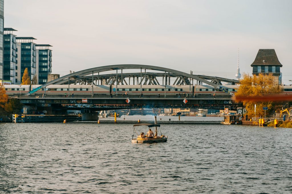 Boot in Berlin mit Pool